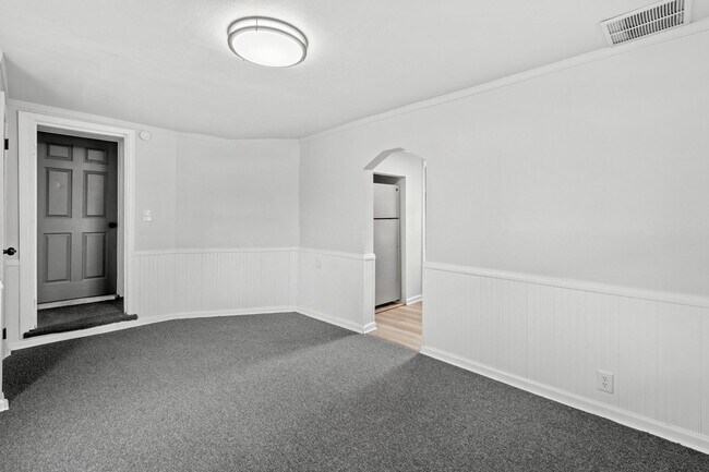 Building Photo - Stunning 6 bedroom, 2 bathroom and 2 kitch...