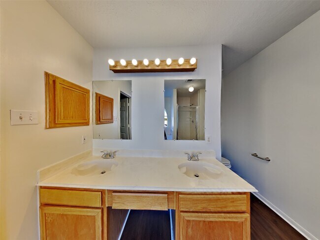 Building Photo - 622 Oak Hill Dr