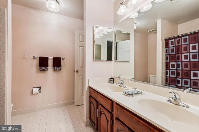 Building Photo - 9454 Newbridge Dr