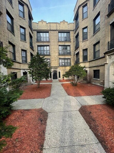 Building Photo - 1747 W Devon Ave