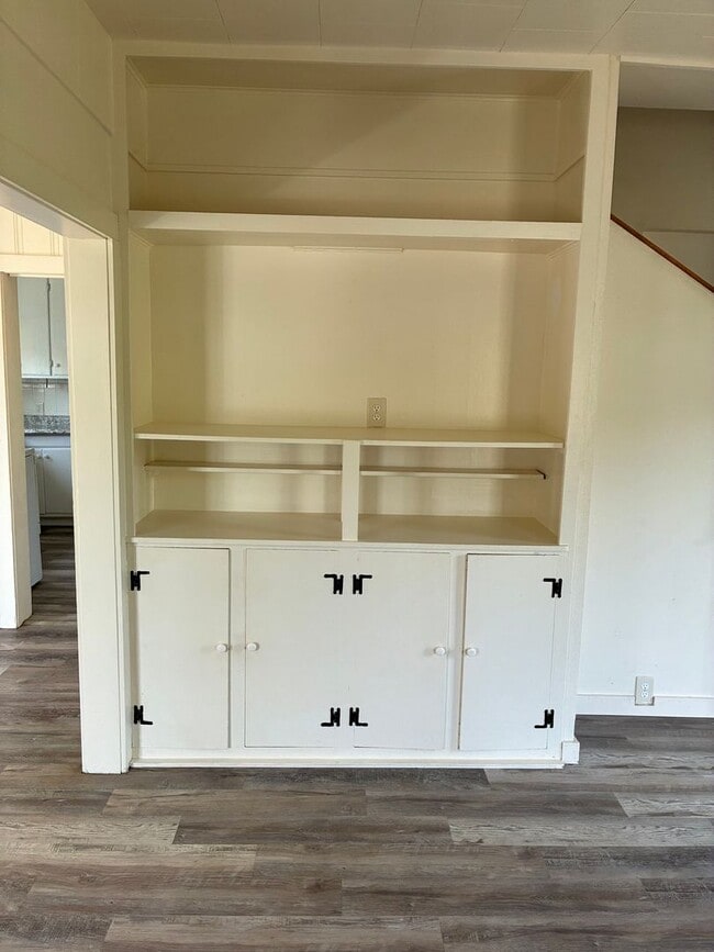 Building Photo - Country Charmer in Town Coquille
