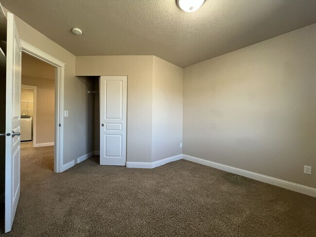 Building Photo - Beautiful 5 Bedroom Home + Office with Grand Entry, Gourmet Kitchen & Private Backyard