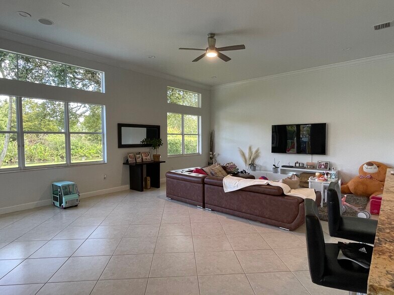 Living - 15001 SW 33rd St