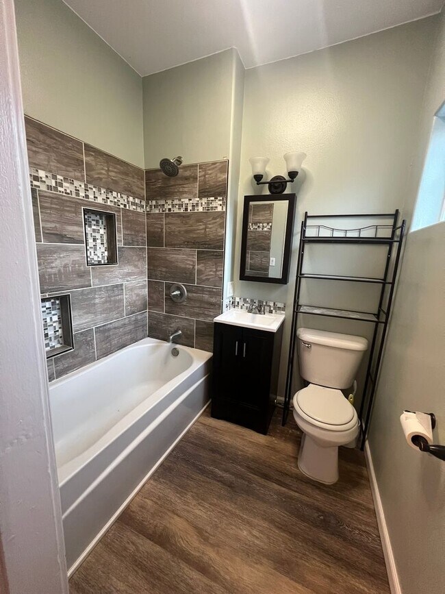 Building Photo - 3 Bedroom, 2 Bathroom Home - Located near Sky Lakes and Oregon Tech!