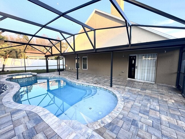 Building Photo - 4 bedroom, 2 bathroom home located in Stoneybrook