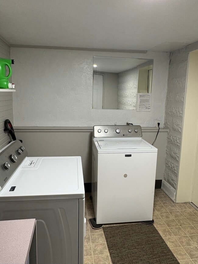 Building Photo - 4817 N Madison St