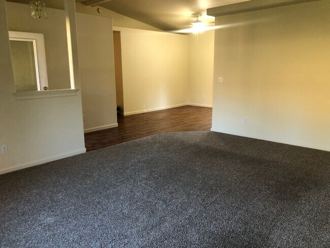 Building Photo - 1543 Lakeside Dr
