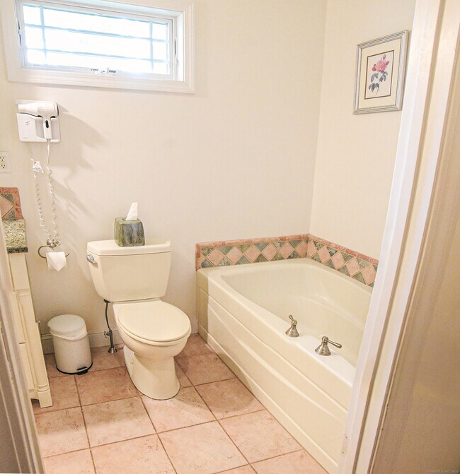 Building Photo - 12 Westover Ln