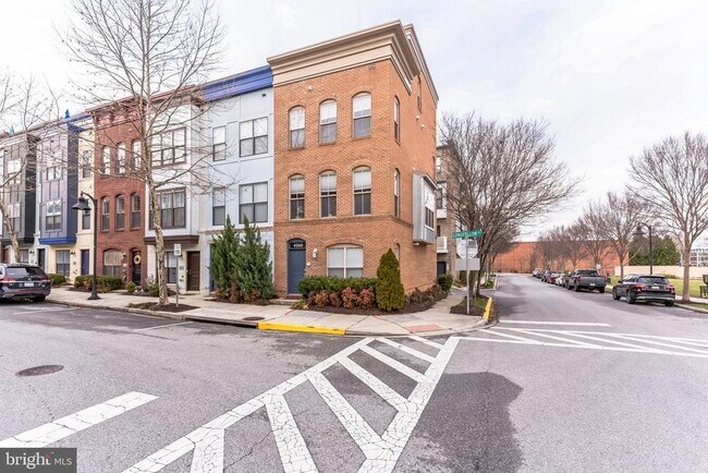Building Photo - 4560 Longfellow St