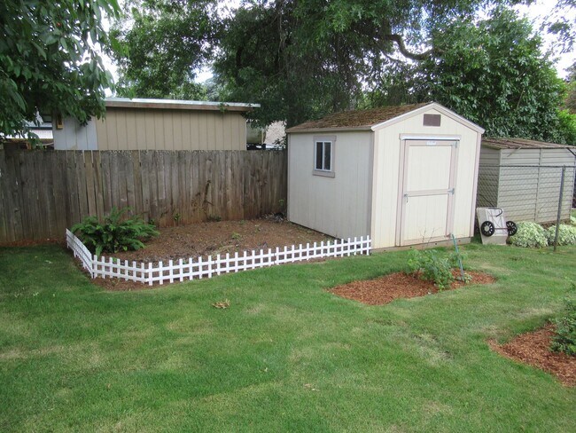 Building Photo - Great Three Bedroom Close South Salem