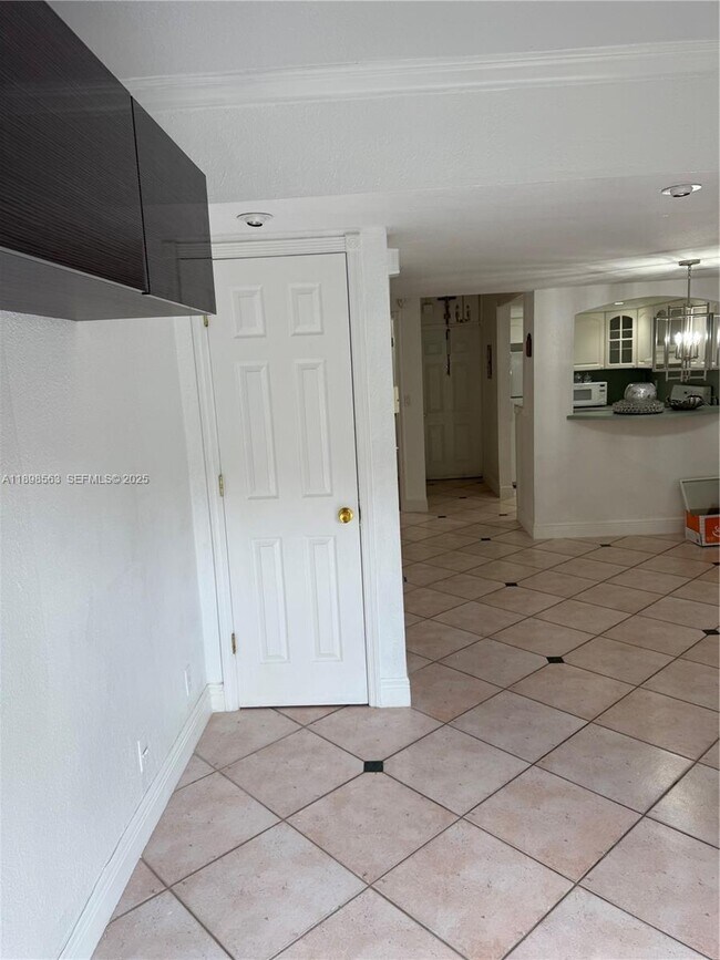 Building Photo - 6705 N Kendall Dr