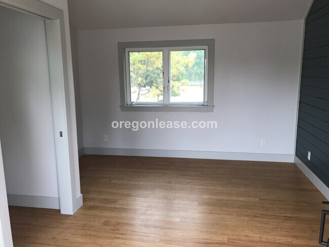 Building Photo - 3 Bedroom 2 bath home Whiteaker home near parks