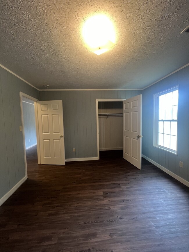 Building Photo - 656 Windrow Rd