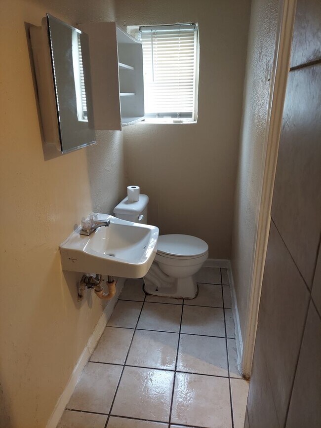 Building Photo - Affordable Studio + 1 Bath