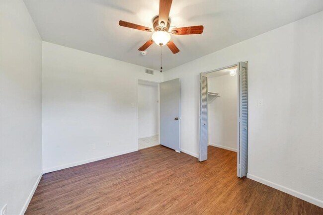 Building Photo - 1129 W San Antonio St