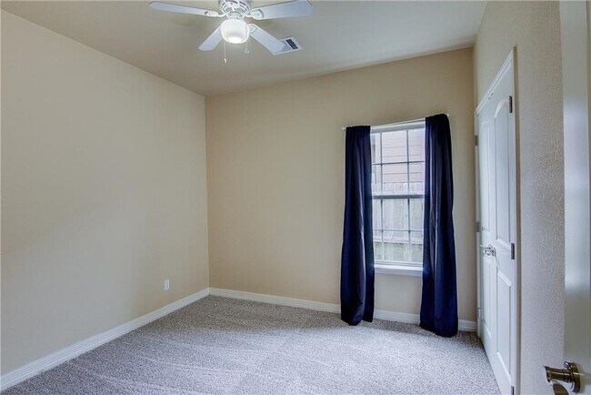 Building Photo - 221 Geode Ln