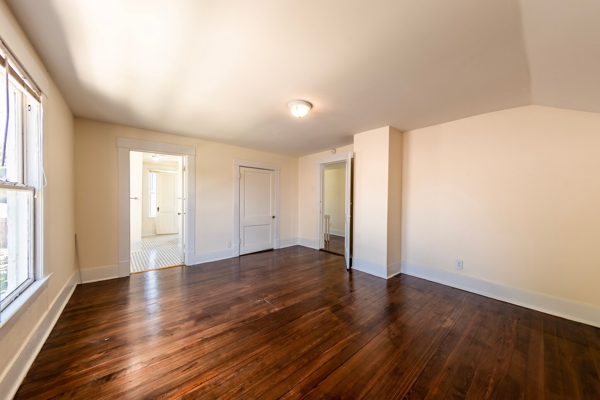 Building Photo - 5336 Junius St