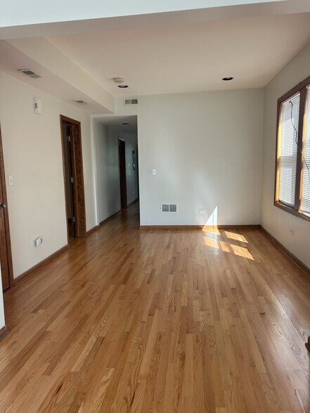 Building Photo - 2423 N Lotus Ave