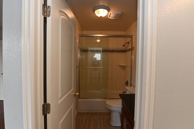 Building Photo - 930 Alexis Ct