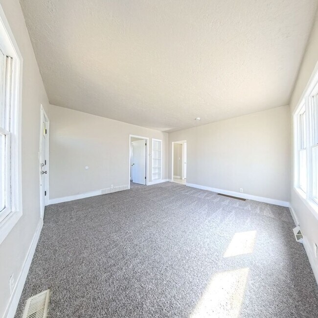 Building Photo - Newly remodeled 2 Bedroom 1 Bath Home