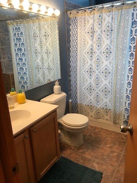 Building Photo - 1250 W Van Buren St