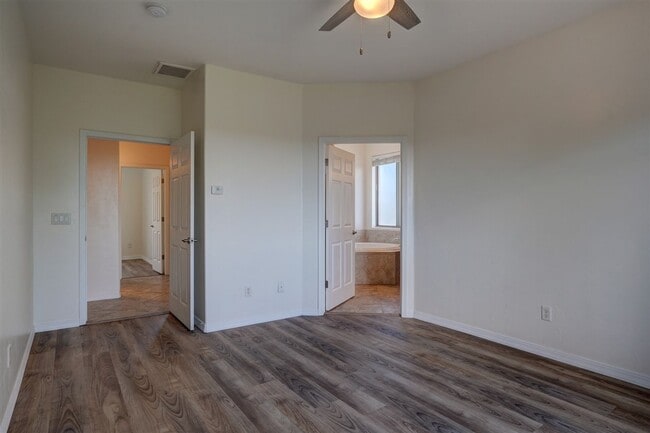 Building Photo - Price Reduced - Large 4 bed, 3 bath home i...