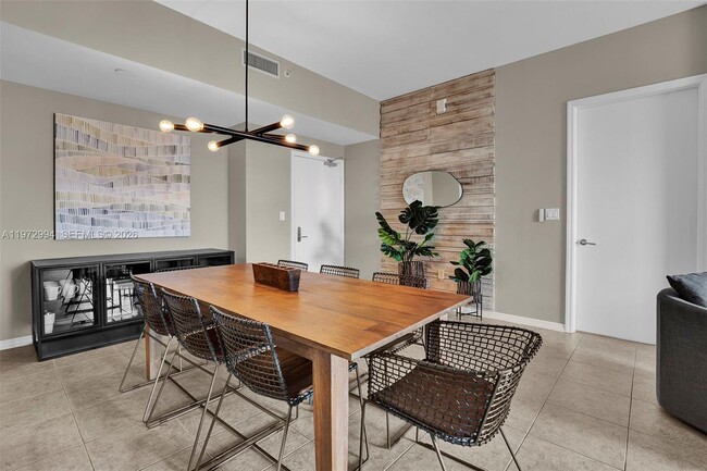 Building Photo - 20000 E Country Club Dr