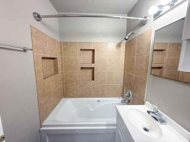 Building Photo - $500 OFF FIRST MONTHS RENT | 2.5 ACRE LOT! 4 Beds in Central Edmond!