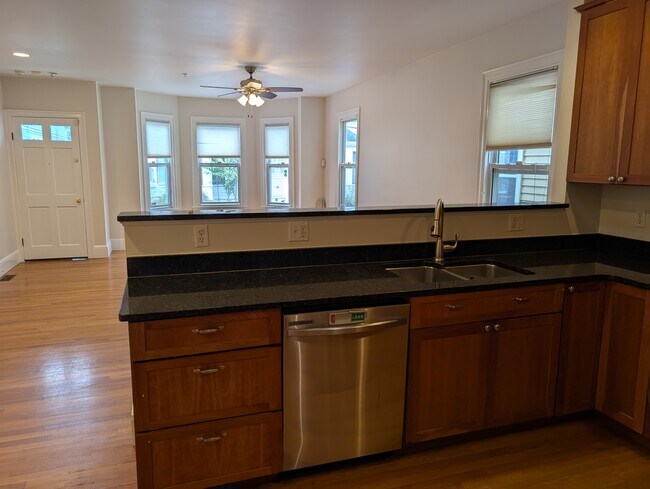 Building Photo - 40 Prince St