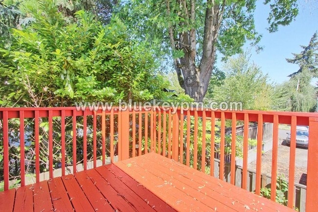 Building Photo - 2 Bed, 1 Bath Unit on 2nd Floor of a Tri-Plex in Sellwood