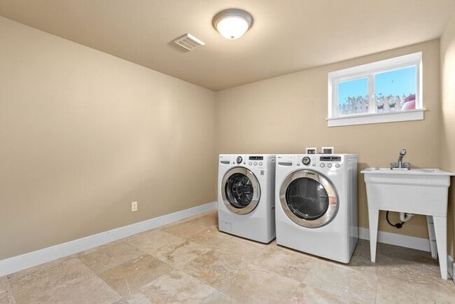 Building Photo - Gorgeous AIR CONDITIONED West Seattle Char...