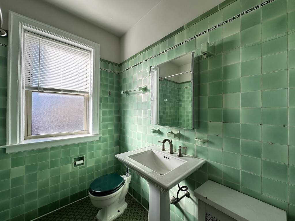 Building Photo - 1527 W Pratt Blvd