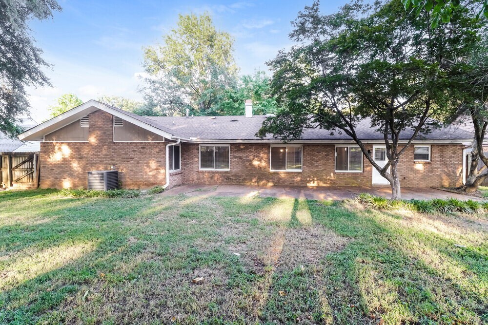 Building Photo - 2209 Burlingate Dr
