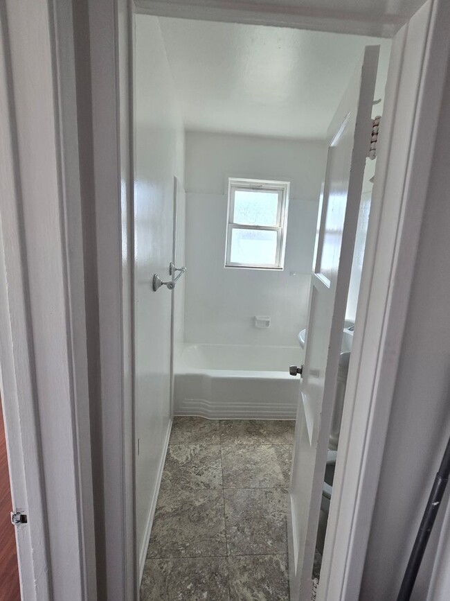 Building Photo - BEAUTIFUL COZY 2 BED 1 BATH HOUSE!