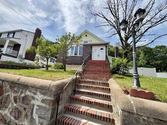 Building Photo - 1318 Salem St