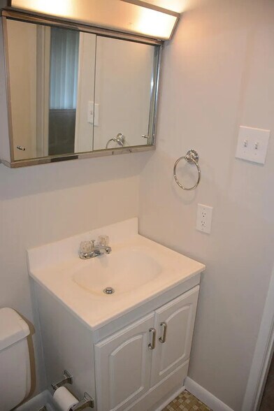 Building Photo - 217 Victor Pkwy Unit F