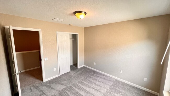 Building Photo - Spacious 4-Bedroom Home in HOA Community with Fantastic Amenities!