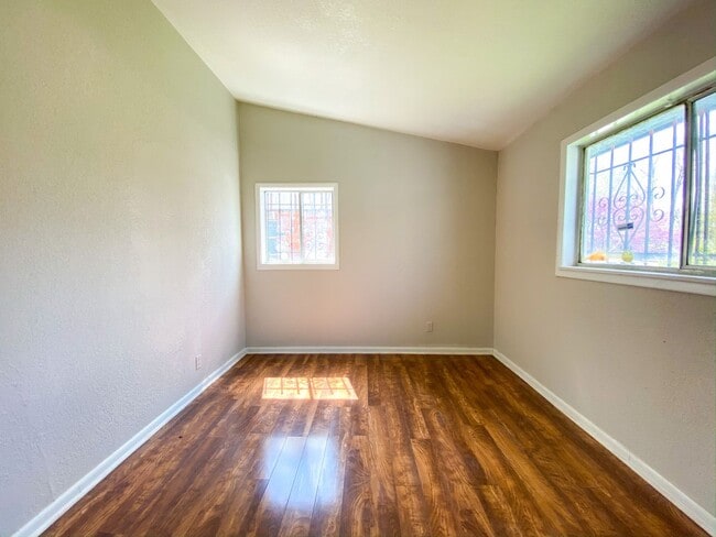 Building Photo - Spacious 3 Bedroom with Updated Kitchen