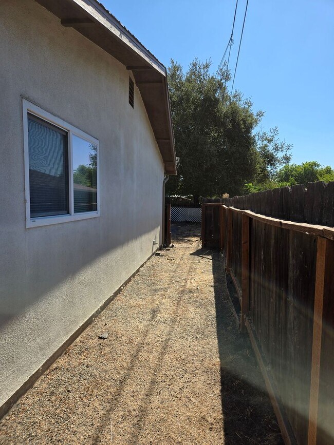 Building Photo - 1526 Locke Rd