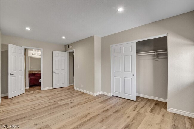 Building Photo - 5240 Indian River Dr