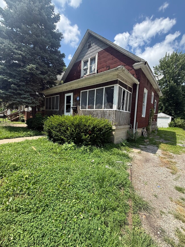 Building Photo - 442 W Division St
