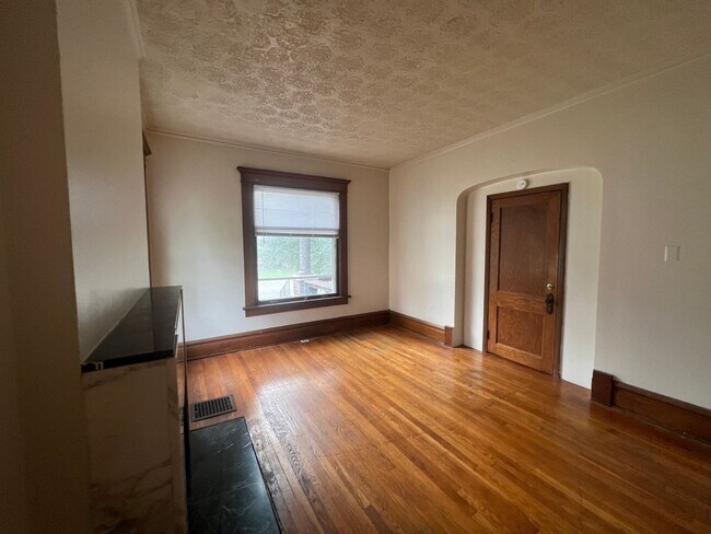Building Photo - 60 E Lane Ave
