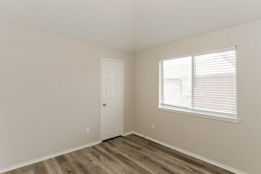 Building Photo - 2524 Hackberry Creek