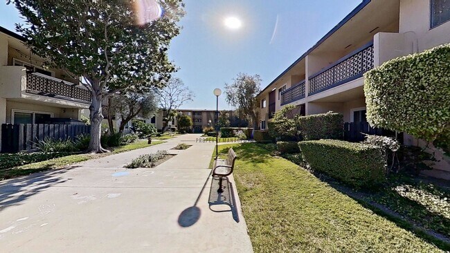 Building Photo - Second Floor Condo in Rossmoor Park Commun...