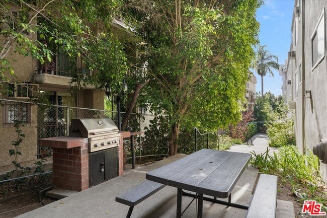 Building Photo - 968 Larrabee St