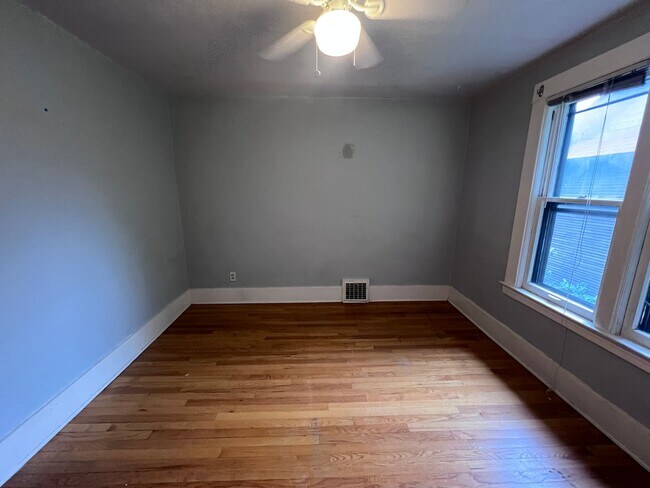 Building Photo - Large 3 Bedroom Duplex with Washer/Dryer - Water included!