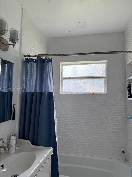 Building Photo - 16 Malaga Ave