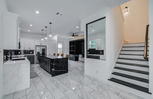 Building Photo - 5905 Crest Ct