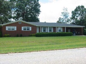 Building Photo - THREE BEDROOM HOUSE IN HAHIRA, LOWNDES COUNTY
