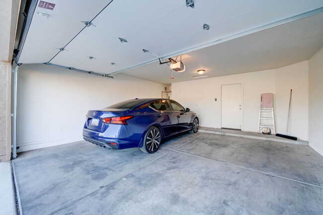 Building Photo - 41375 W Cahill Dr